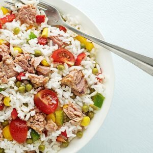 Salade de riz estivale (thon, tomates, concombre)