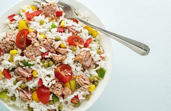 Salade de riz estivale (thon, tomates, concombre)