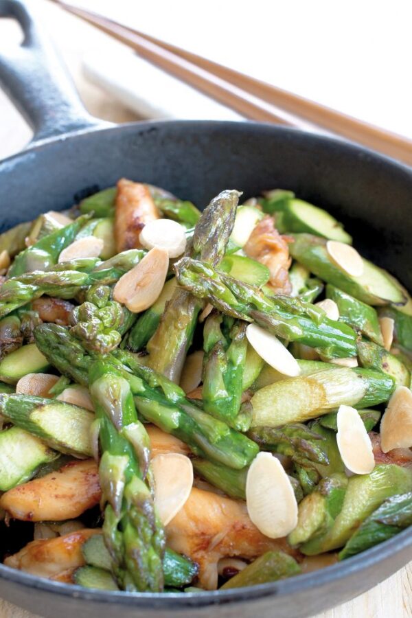 Wok de poulet aux asperges et amandes