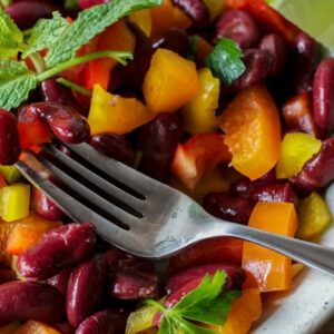 Salade de haricots rouges, avocats, maïs, tomates, poivrons